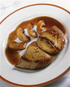 Fried liver with apple slices