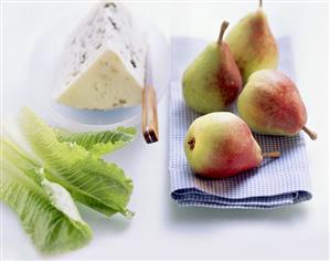 Lettuce leaves, pears, blue cheese