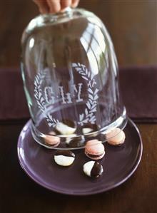 Chocolate-filled raspberry macaroons & small Amerikaner biscuits