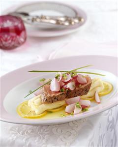 Veal fillet with radishes on lemon mashed potato