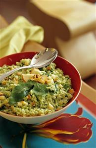 Rice salad with rocket pesto, apples and nuts