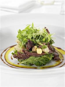 Salad leaves with hare meat, cheese and pears