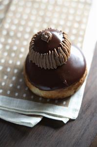 Religieuse au chocolat (France)