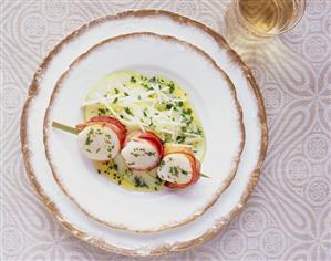 Fried ham-wrapped scallops with apple salad