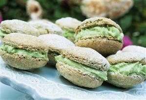 Green tea and lime macarons