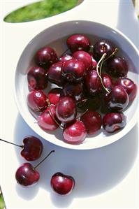 Cherries in a bowl of water