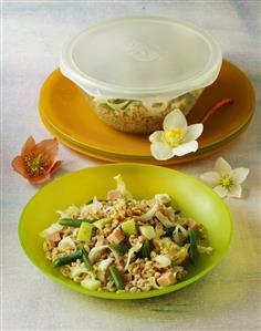 Spelt salad with green apples and ham