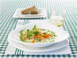 Crema de puerros con guisantes y zanahorias. Pea soup with carrot sticks. Receta disponible.