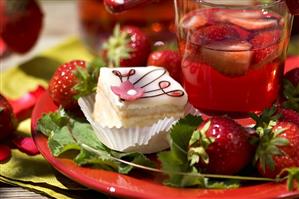 Petit four, fresh strawberries and strawberry punch