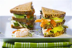 Club sandwich with prawns, pears and avocado. Receta disponible TR