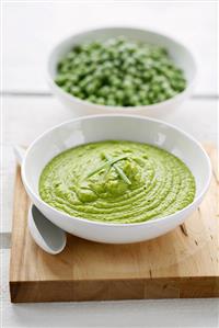 Pea cream soup with tarragon. Receta disponible TR