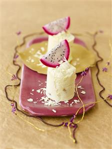 Spekulatius (biscuit) parfait with pitahaya. Receta disponible TR