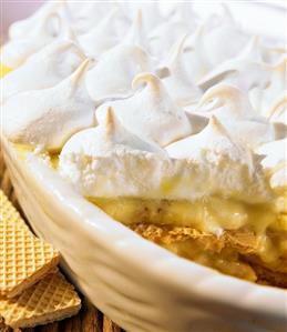 Banana meringue pudding (close-up)