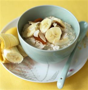 Porridge with dried fruit and fresh banana