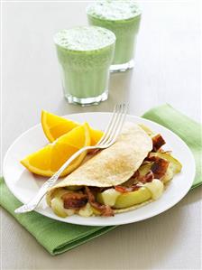 Bacon and pear quesadilla and two smoothies in glasses