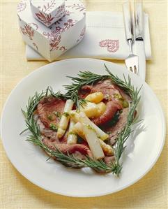 Roast beef with asparagus & rosemary, arranged in a heart shape. Receta disponible TR