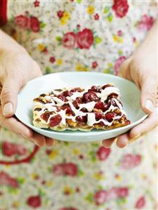 Cinnamon flatbread with fruit and cream