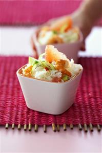 Rice salad with prawns and grapefruit