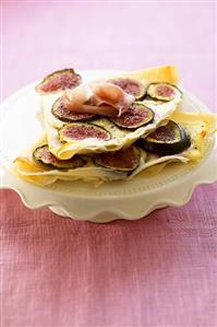 Pancakes with mozzarella, figs and Parma ham