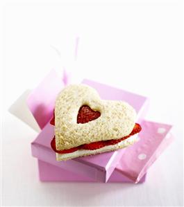 Heart-shaped strawberry and soft cheese sandwich. Receta disponible TR