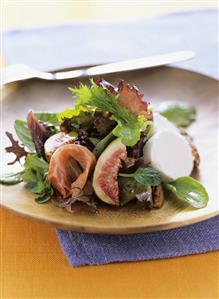 Green salad with figs, Parma ham and fresh goat's cheese