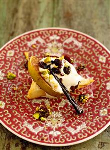 Puff pastry with custard and slice of apple