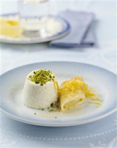 Semolina flummery with pistachios and lemon pancake