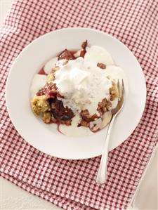 Plum crumble with cream