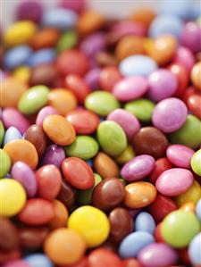 Coloured chocolate beans (close-up)