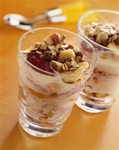 Yoghurt with fruit and muesli. Receta disponible TR