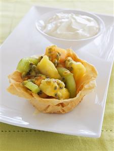 Fruit in filo pastry shell, cream