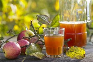 Apple must and fresh apples