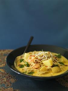 Noodle soup with prawns and sprouts (Malaysia)