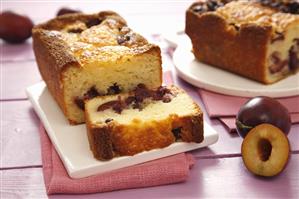 Plum cake, partly sliced