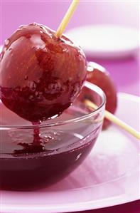 Glazing an apple with raspberry syrup