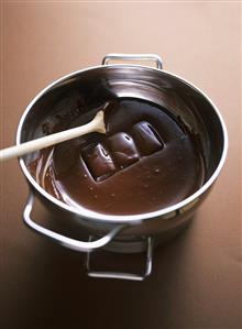 Tempering chocolate couverture