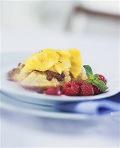 Semolina flummery with oranges, raspberries and raisins