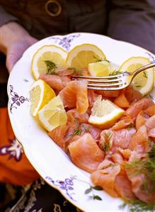 Gravlax with lemon wedges