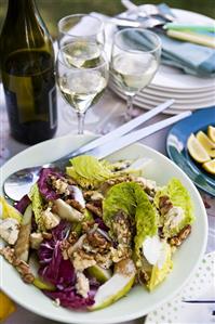 Salad leaves with pears, blue cheese and walnuts