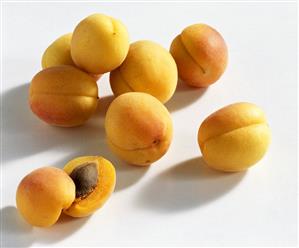 Whole and halved apricots (variety: Sekerpare)