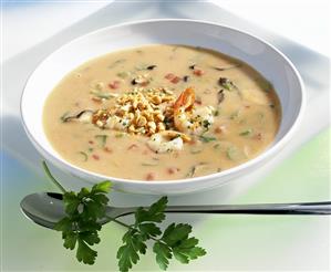 Peanut soup with prawns