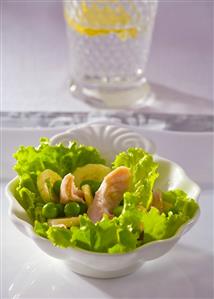 Lettuce with smoked chicken, bananas and peas