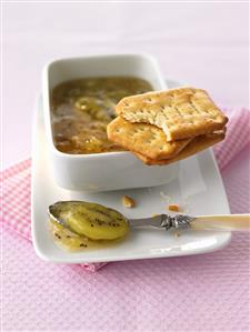 Kiwi fruit and orange marmalade with crackers