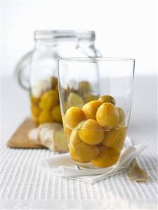 Mirabelles in gin