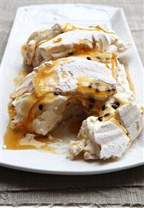 Meringue with passion fruit sauce