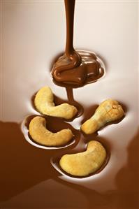 Cashew nuts with melted chocolate