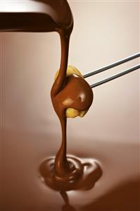 Cashew nuts with chocolate sauce