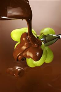 Grapes in chocolate sauce