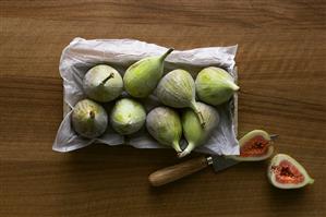 Fresh figs in a box