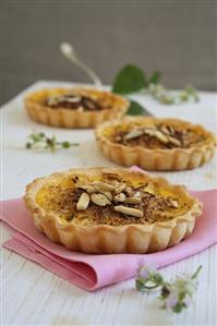 Caramelised apple tarts with almonds